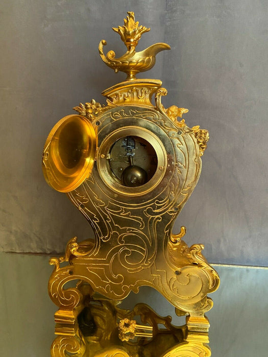 Pendule cartel en bronze doré de style Louis XV