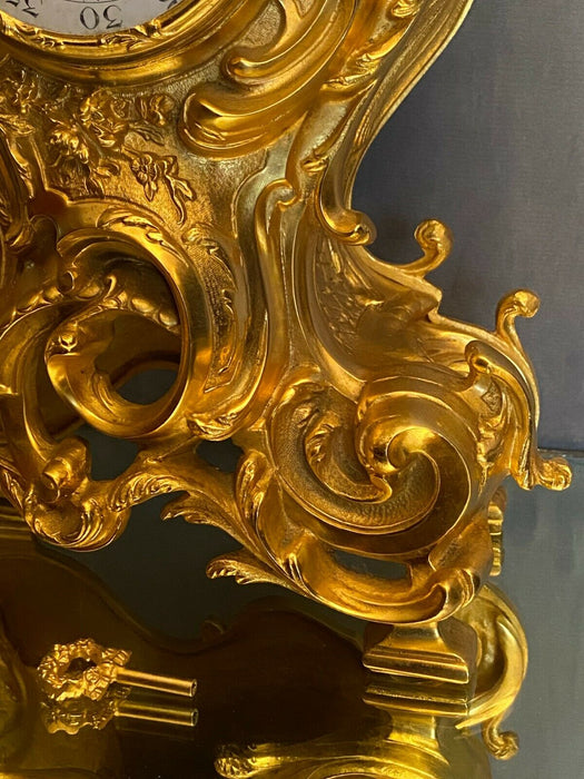 Pendule cartel en bronze doré de style Louis XV