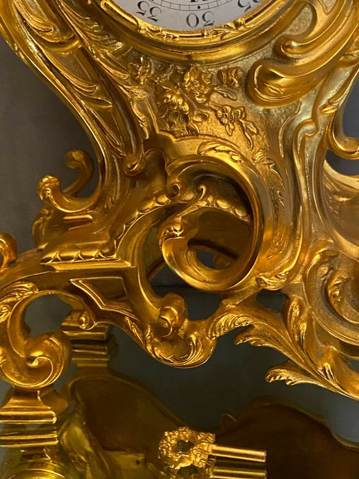 Pendule cartel en bronze doré de style Louis XV