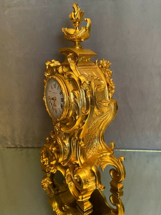 Pendule cartel en bronze doré de style Louis XV